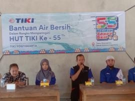 Sebuah Perusahaan Jasa Pengiriman Gelar Bakti Sosial Bantuan Air Bersih di Padukuhan Gembuk